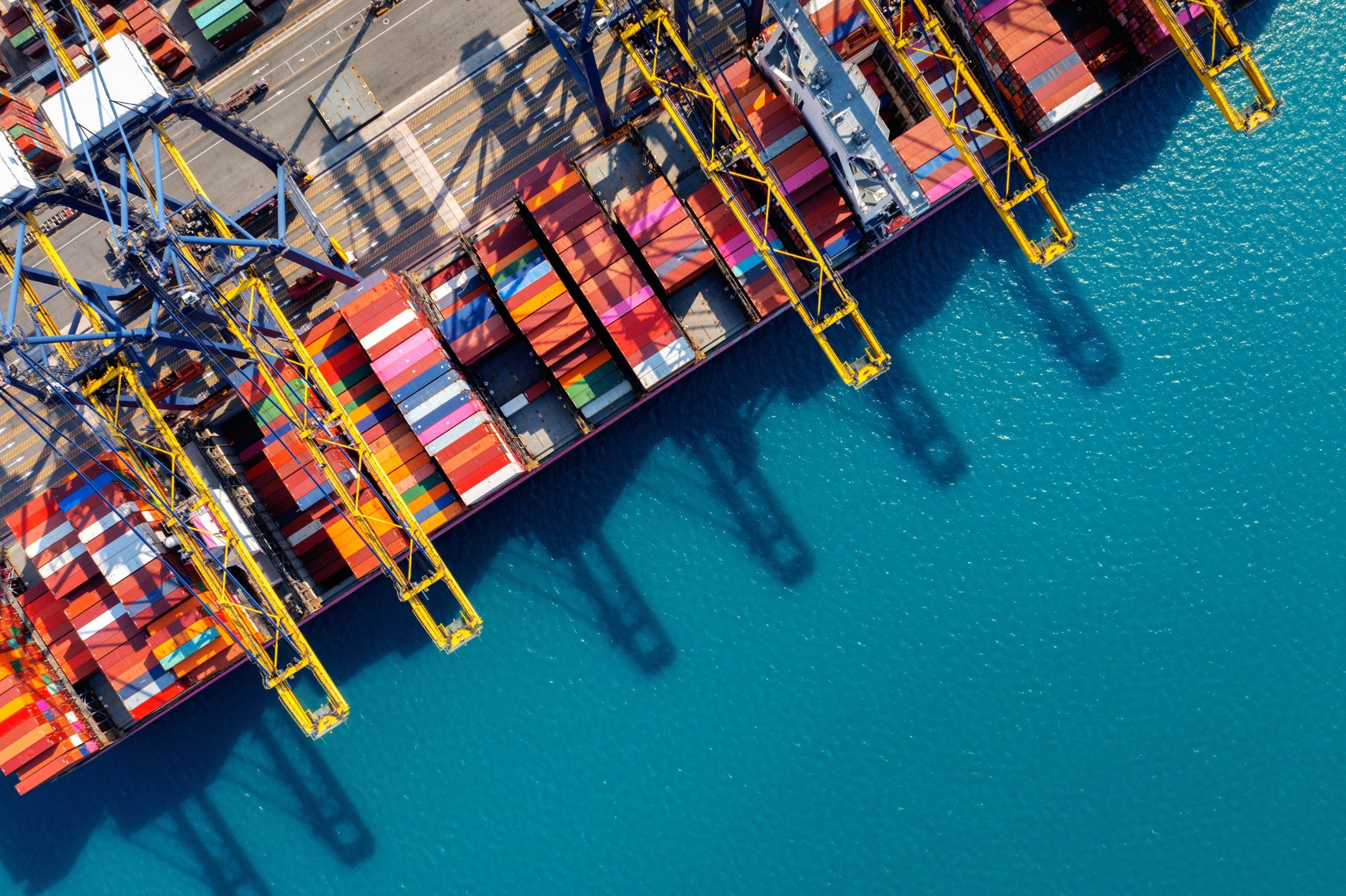 Navio porta-contêineres em operação portuária